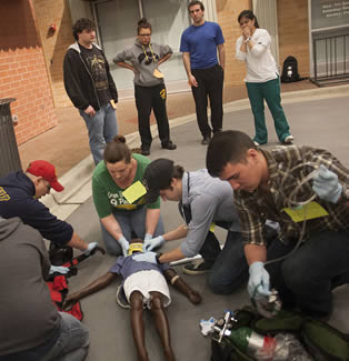 medical-training-practice-on-dummy