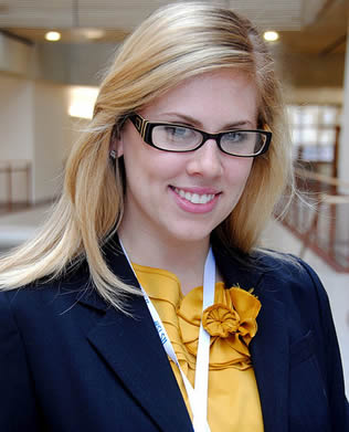 pretty-blonde-girl-at-college