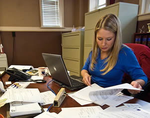 blonde-woman-using-laptop