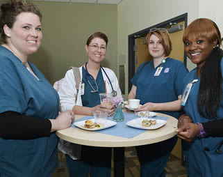 nurses-having-lunch-meeting