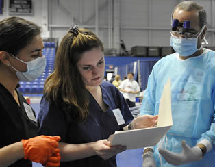 nurses-speaking-with-doctor