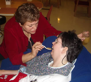 feeding-patient-09922