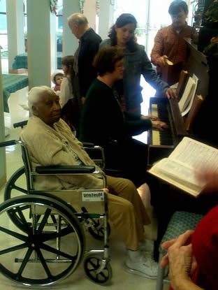 playing-piano-music-at-care-facility-003355