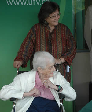 elderly-woman-with-caregiver