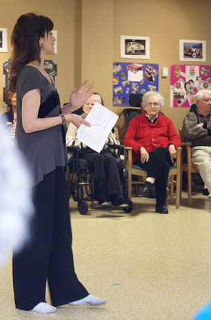 nursing-assistant-teaching-exercise-to-elderly