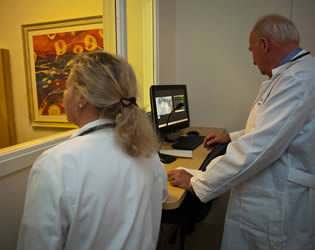 nurse-instructors-at-medical-simulator