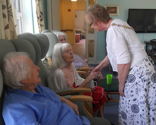 nursing-home-residents-talking-002