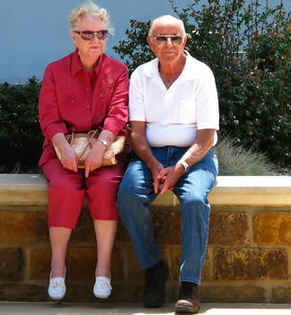 elderly-couple-sitting-029