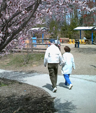 elderly-couple-walking-092