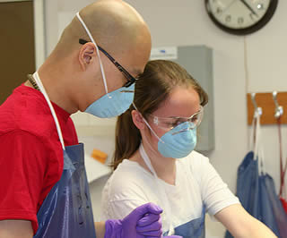 medical-students-in-lab-training-3343434
