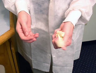 removing-medical-safety-gloves-020303