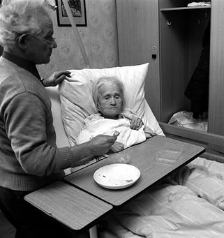 bedridden-elderly-woman-eating-0033