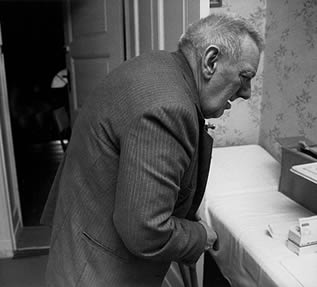 elderly-man-in-care-home-44002