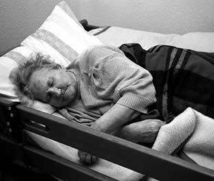 elderly-woman-sleeping-at-care-home-454