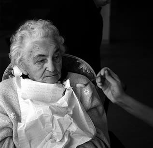 feeding-resident-at-nursing-home-33023