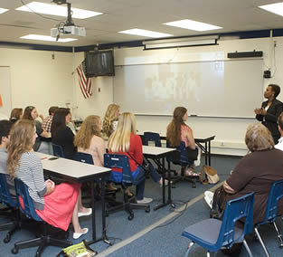 instructor-speaking-to-class-of-students