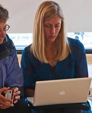 woman-using-apple-laptop