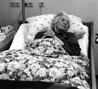 elderly-woman-in-bed-888