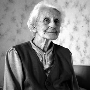 elderly-woman-posing-7733