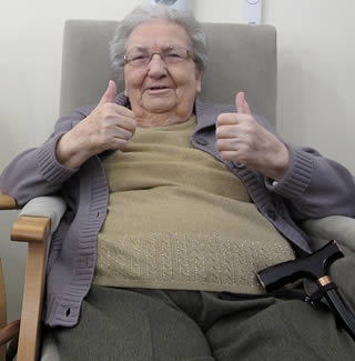 grandma-two-thumbs-up-9933