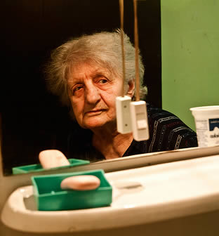 grooming-elderly-woman-09322