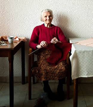 senior-citizen-woman-knitting-0066