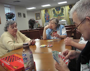 senior-citizens-playing-cards-09232