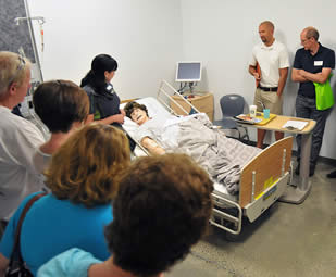 nurse-demonstration-in-simulation-room