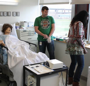 nurse-practice-on-simulator