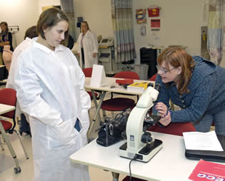 medical-instruction-using-microscope