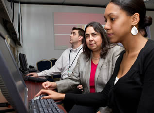 medical-trainee-using-computer-in-class