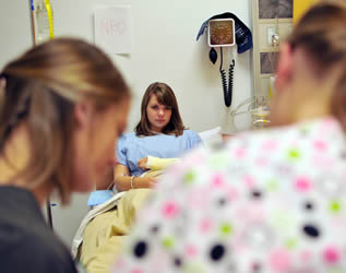 nurses-with-teenage-patient